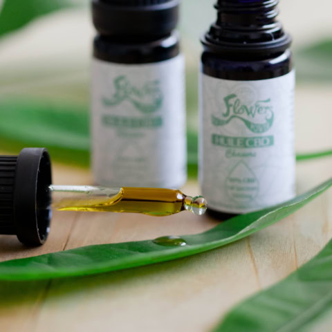 huile de cbd naturelle: pipette et goutte dorée
