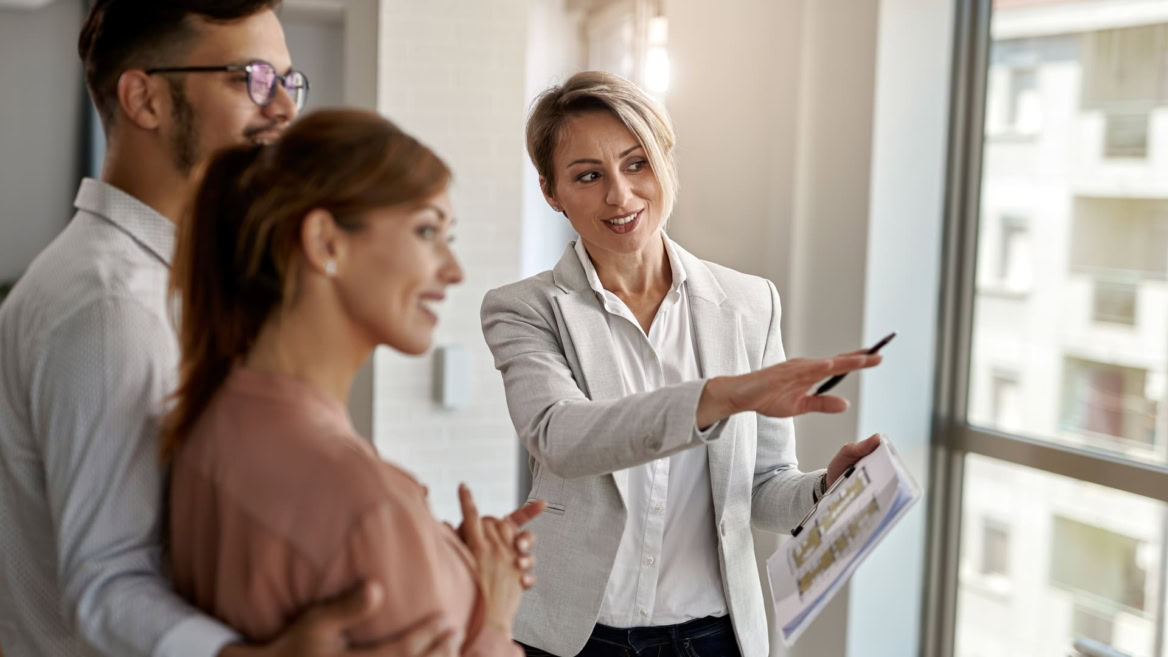 maklerin zeigt grundriss bei wohnungsbesichtigung