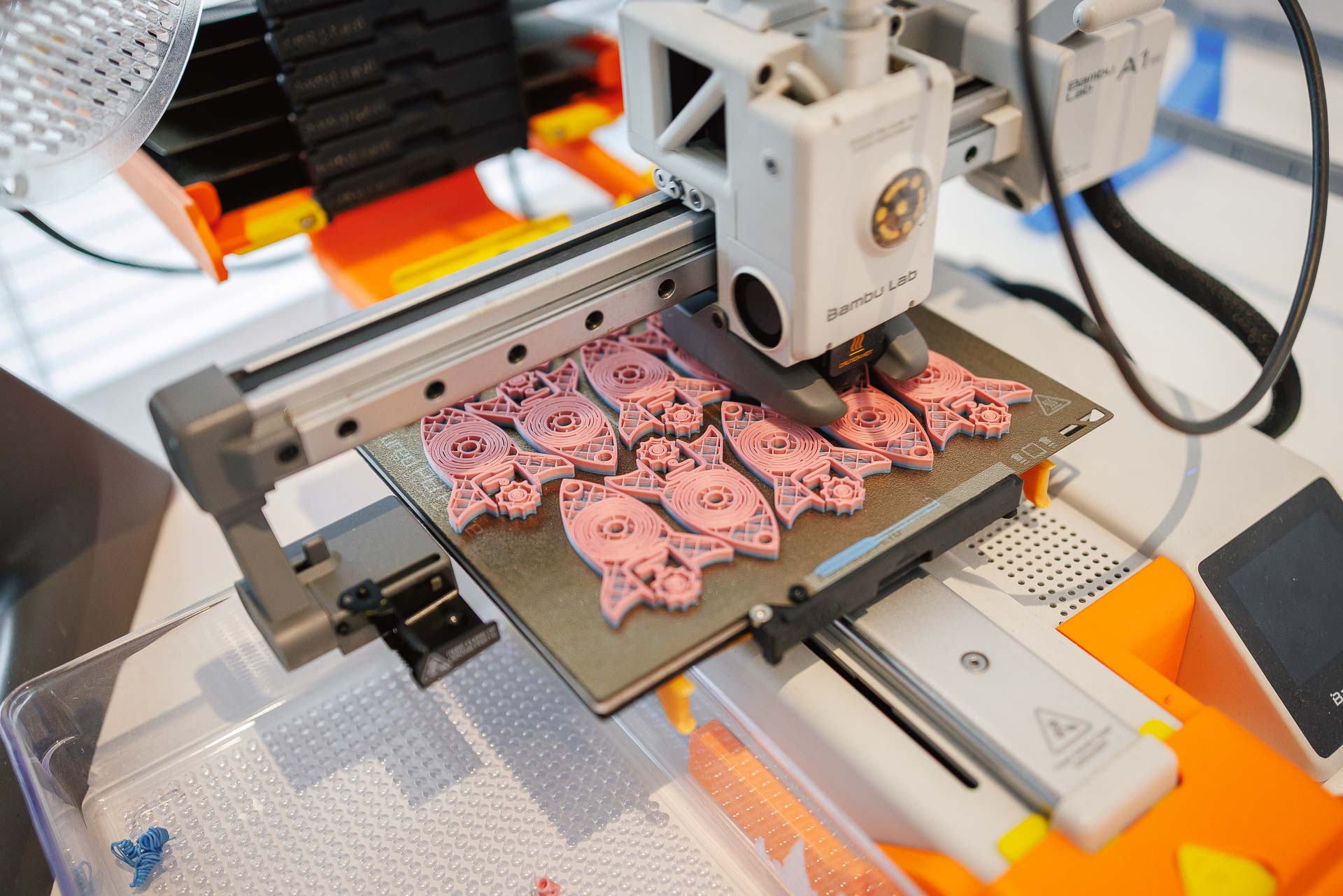 impression 3d bambu lab — pièces roses sur plateau chauffant