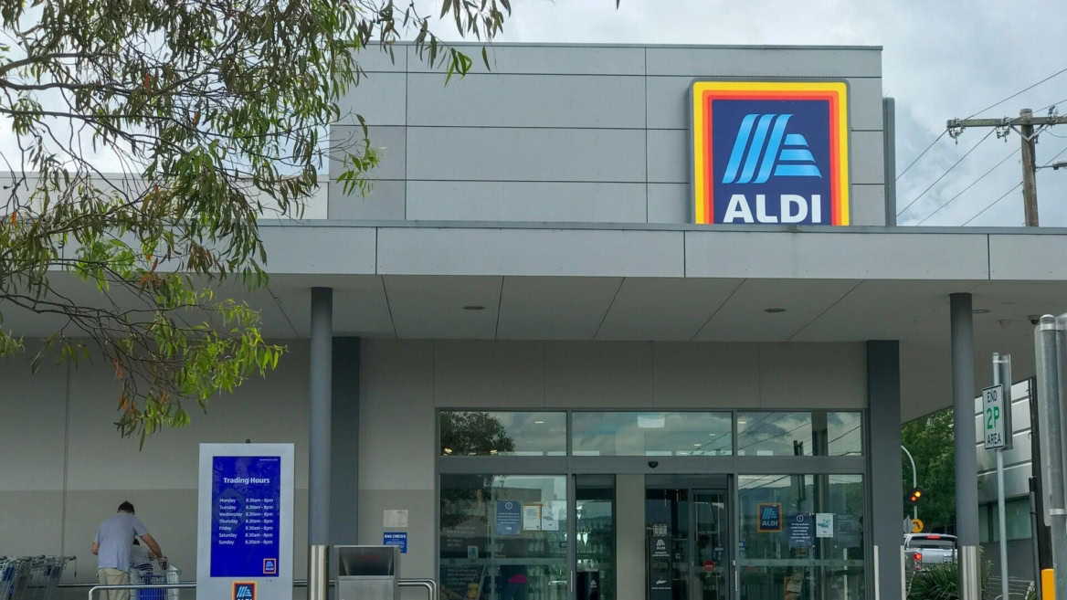 ingresso supermercato aldi: facciata moderna e carrelli
