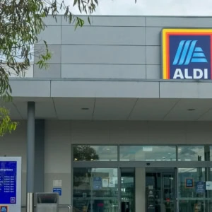 ingresso supermercato aldi: facciata moderna e carrelli