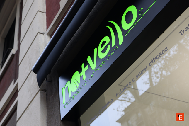 insegna neon verde fotodepilazione su vetrina