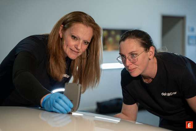 techniciens contrôlent finition peinture automobile brillante