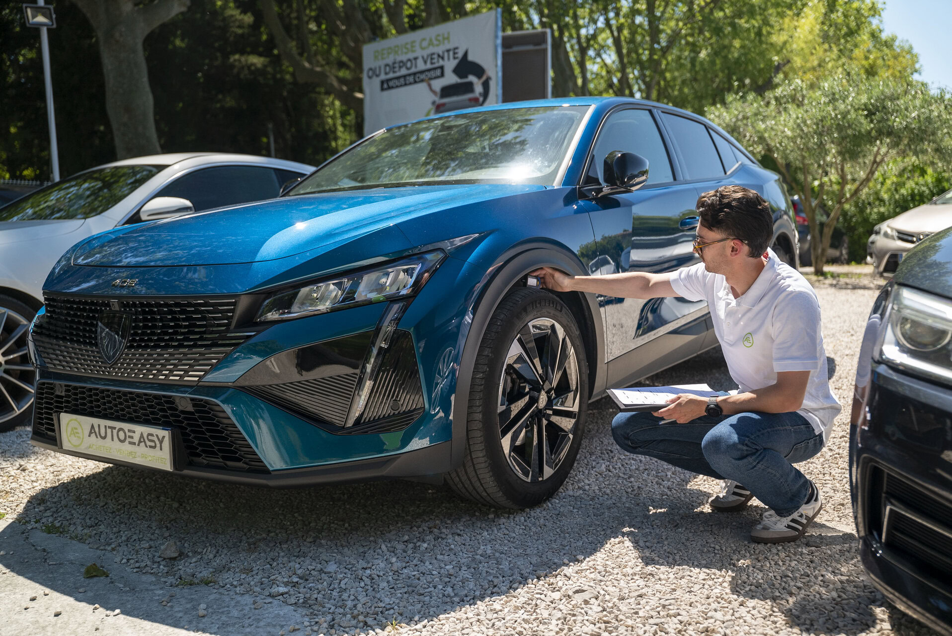 contrôle des pneus dun suv bleu en concession