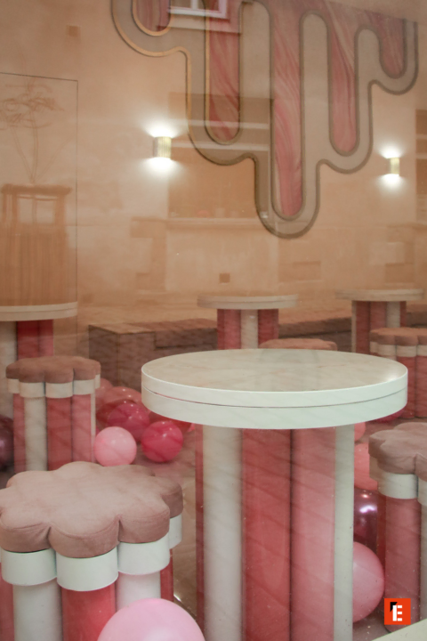 café pastel rose : table marbre et tabourets pétale