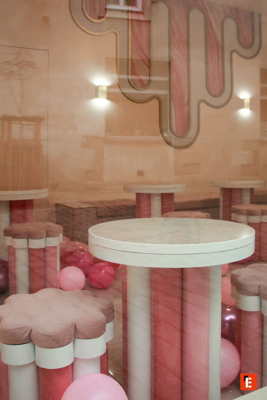 café pastel rose : table marbre et tabourets pétale