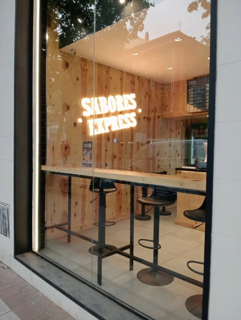 sabores express: cafetería de madera y luz