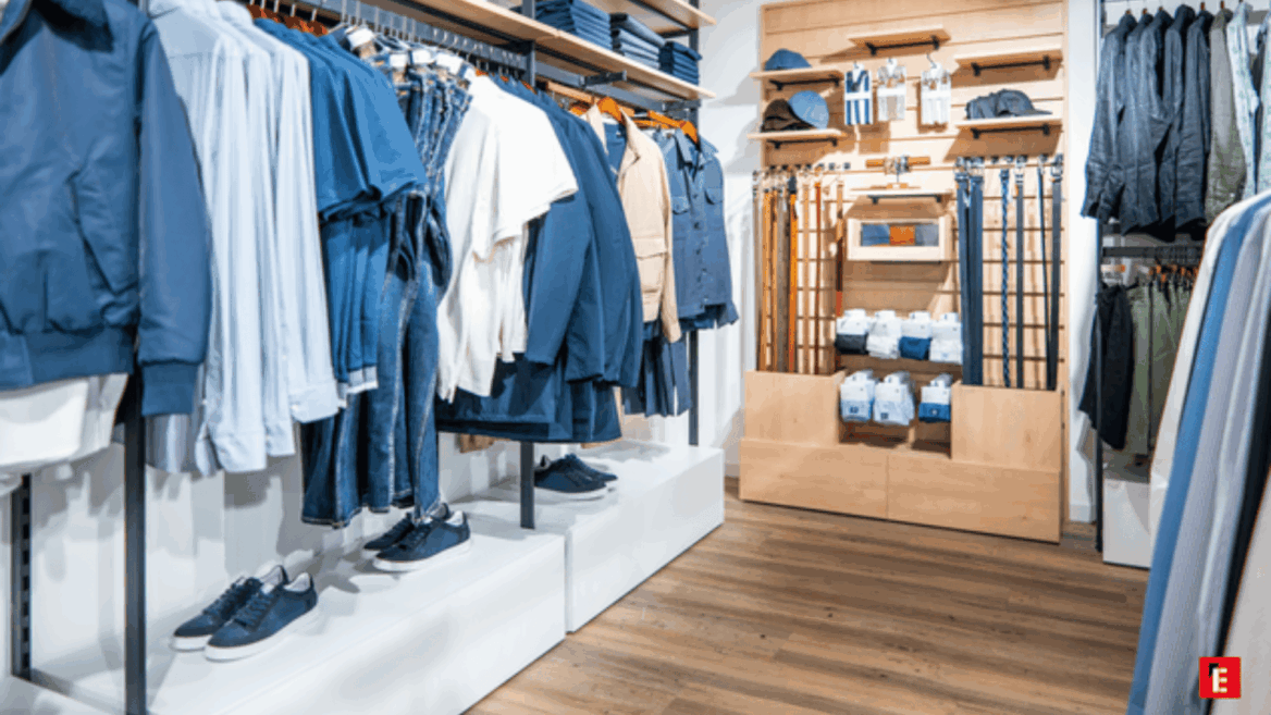 interior de tienda de ropa azul y madera