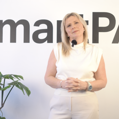 portrait professionnel femme blonde au bureau moderne