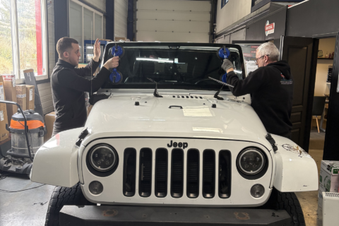 pose de pare brise sur jeep en atelier
