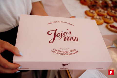boîte rose jojo’s dough, cookies et café