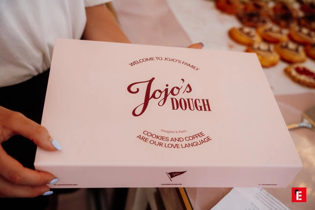 boîte rose jojo’s dough, cookies et café