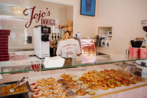 interior de jojo’s dough con vitrina de donuts