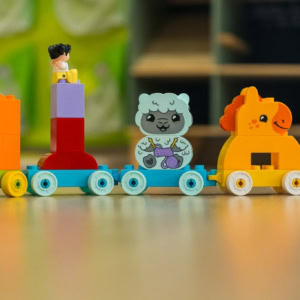 train de jouets en blocs colorés