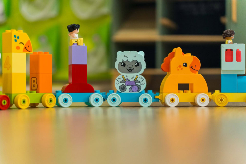 train de jouets en blocs colorés
