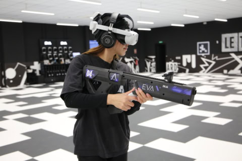 jugador vr con rifle futurista en arena