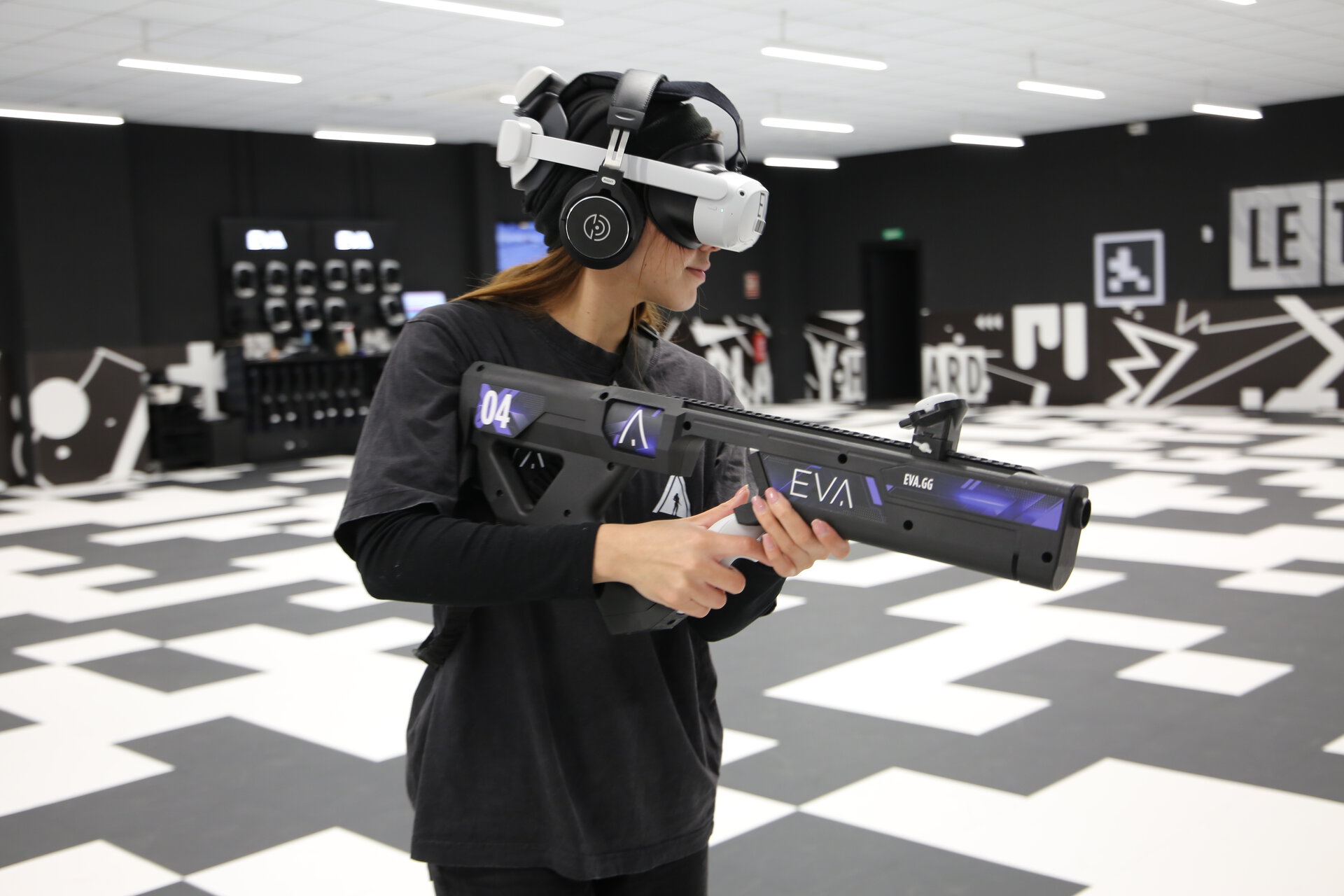 jugador vr con rifle futurista en arena