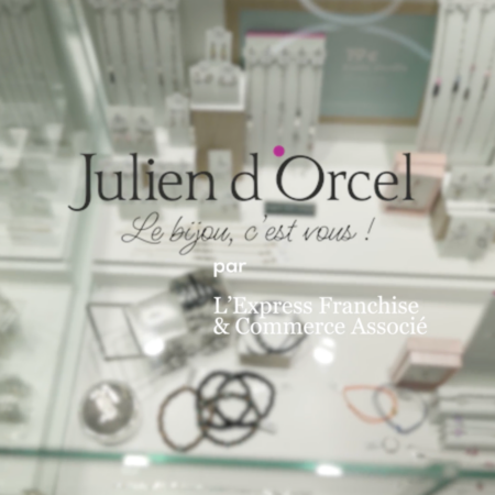 julien dorcel — logo sur vitrine floue de bijoux