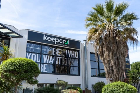 façade moderne du club keepcool sous les palmiers