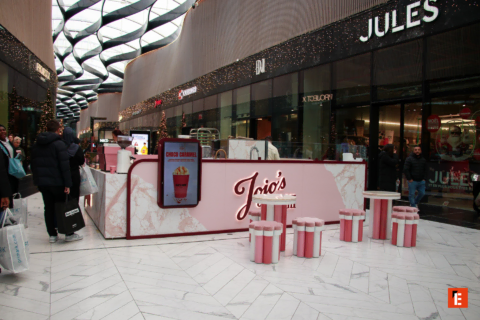 kiosque rose de café design au centre commercial