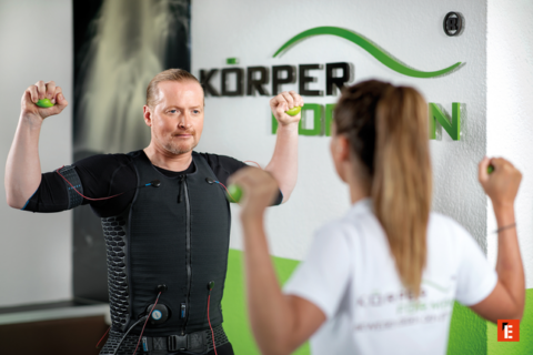 ems training mit trainer und handgewichten