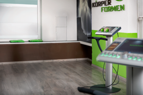 kosmetikkabine mit körperformung in grün weiß