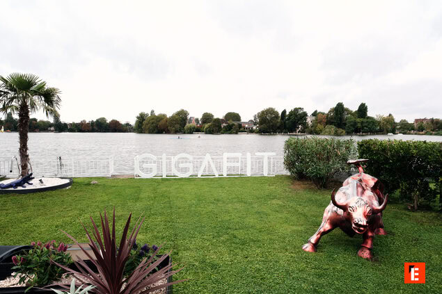 jardin lacustre avec sculpture de taureau gigafit