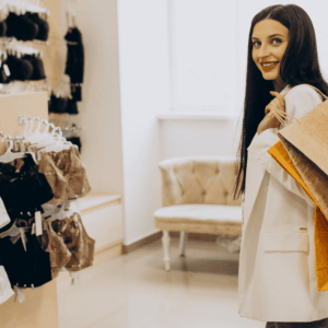 mujer sonriente comprando en boutique de lencería