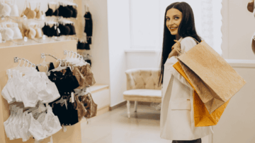 mujer sonriente comprando en boutique de lencería