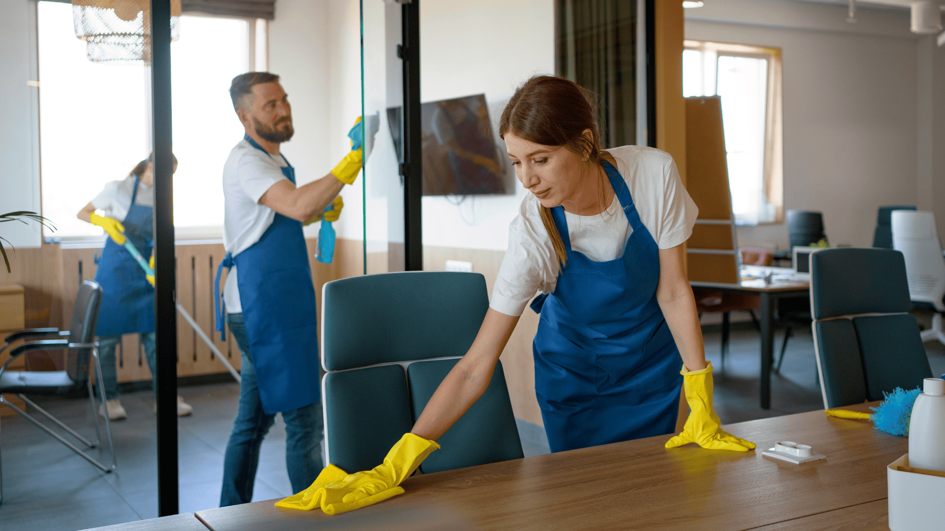 limpieza profesional de oficinas: mesas y cristales