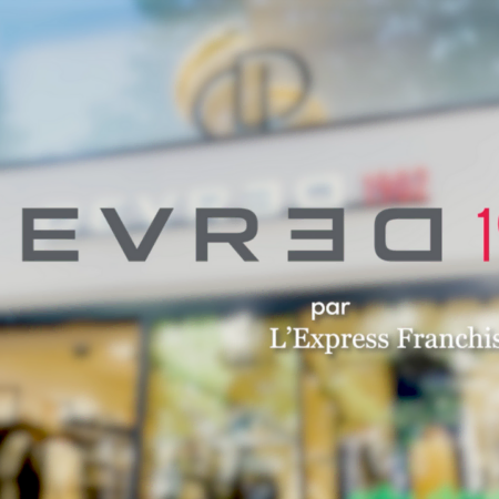 logotipo 1902 en escaparate de moda y franquicia