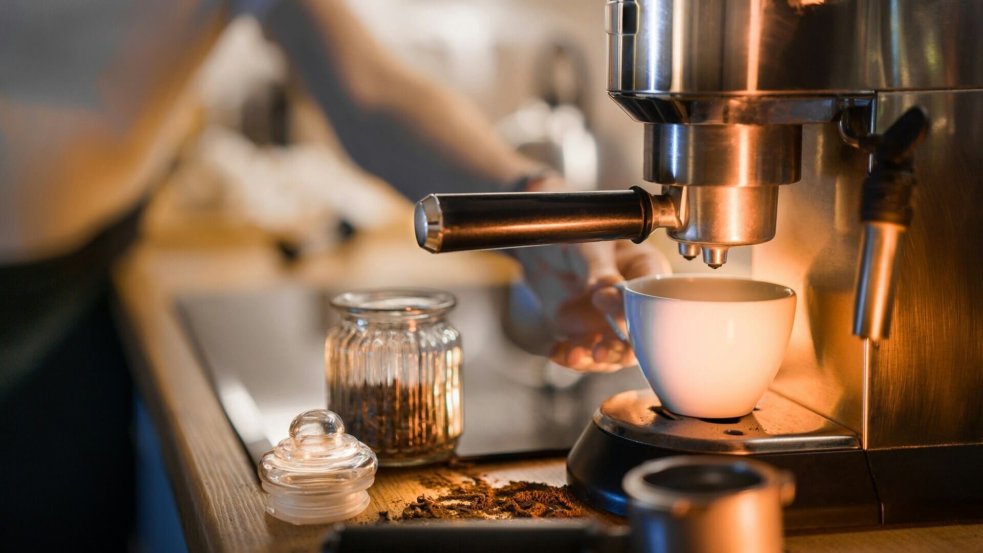 macchina espresso, tazzina e chicchi di caffè