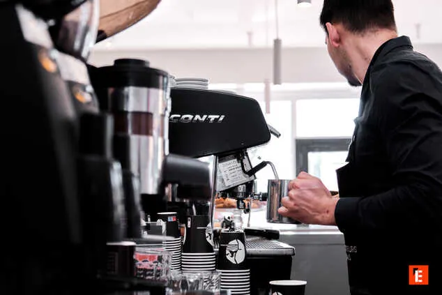 barista à la machine conti prépare un expresso