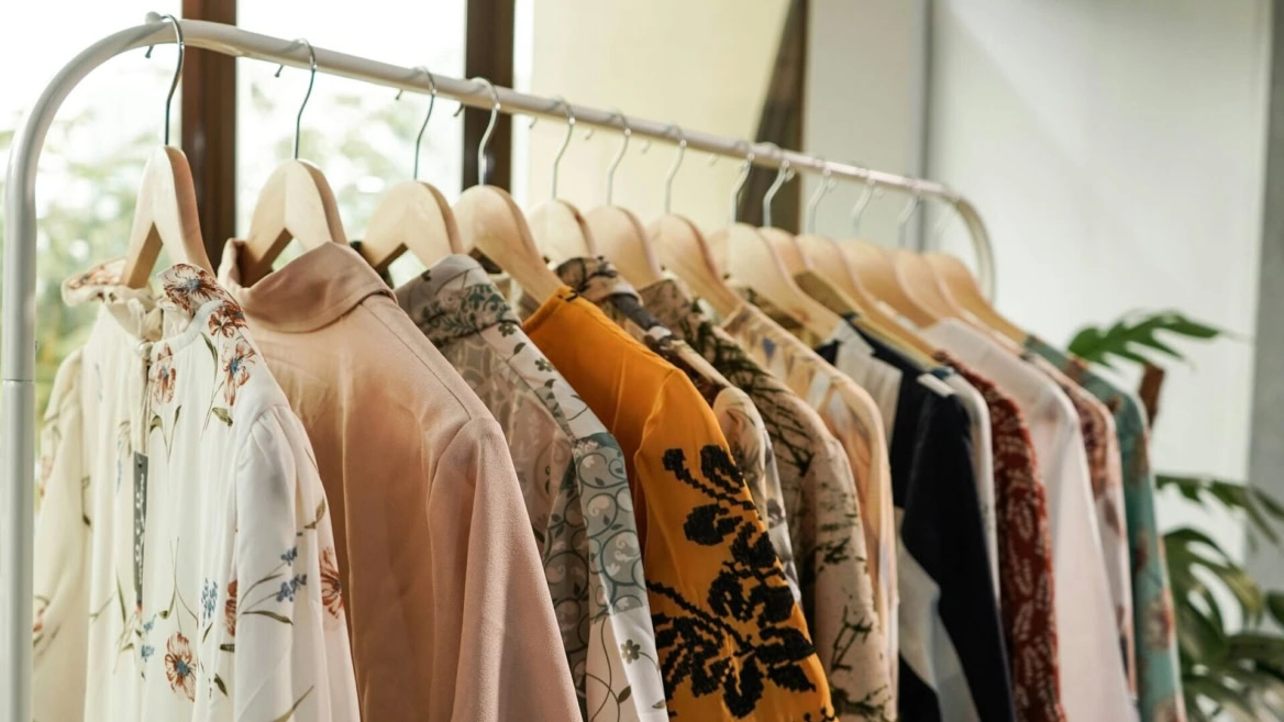 collezione elegante di capi su appendiabiti