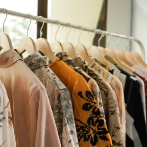 collezione elegante di capi su appendiabiti