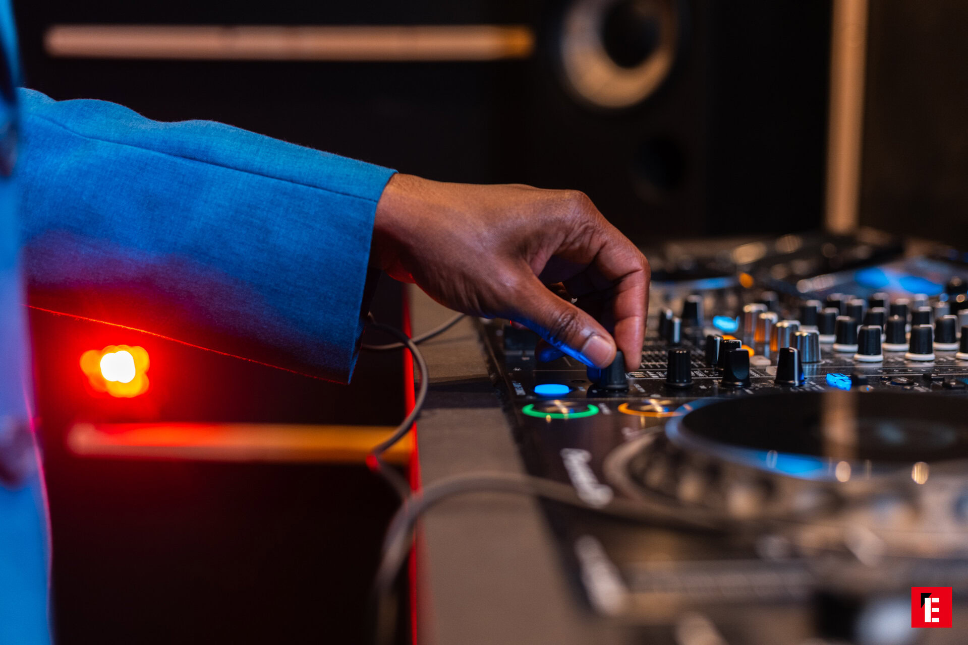 main de dj réglant la console de mixage