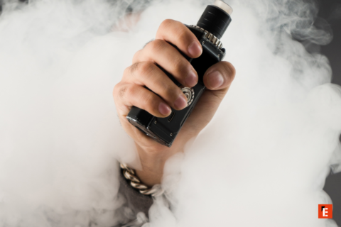 main tenant une vapoteuse mod dans un nuage de vapeur