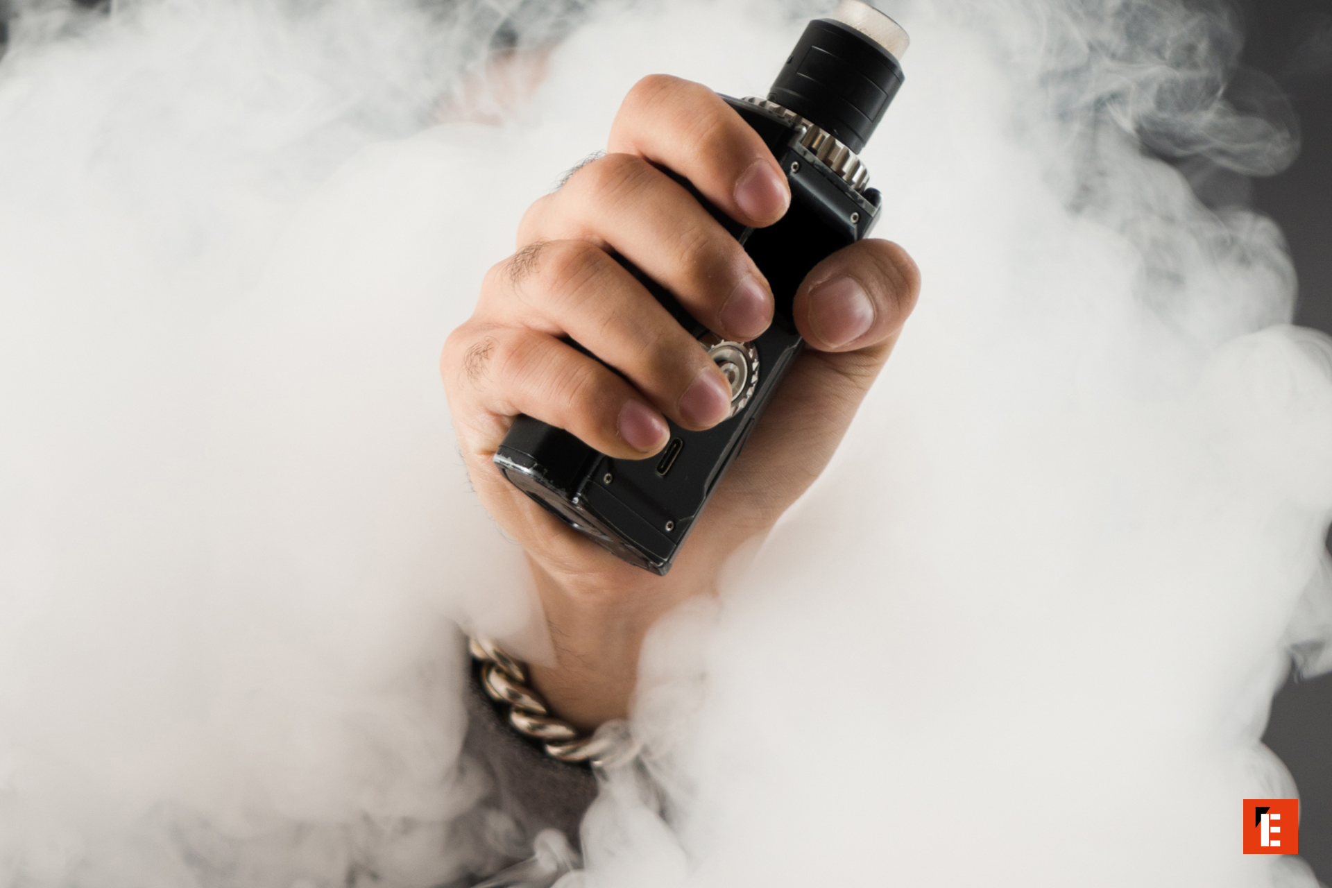 main tenant une vapoteuse mod dans un nuage de vapeur
