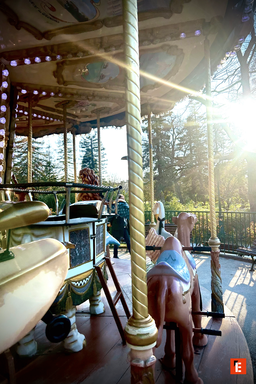 manège ancien en bois au soleil couchant