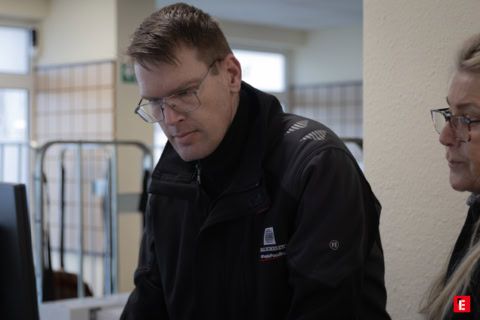 konzentrierter mitarbeiter am empfang mit kollegin