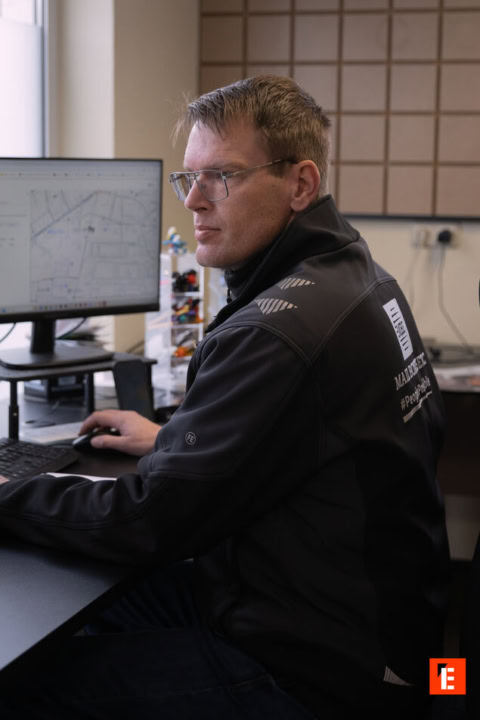 konzentrierter mann am monitor im büro