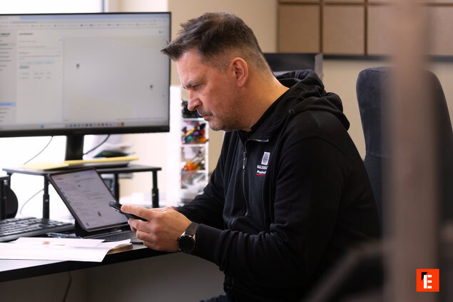 konzentrierter mann im büro mit smartphone