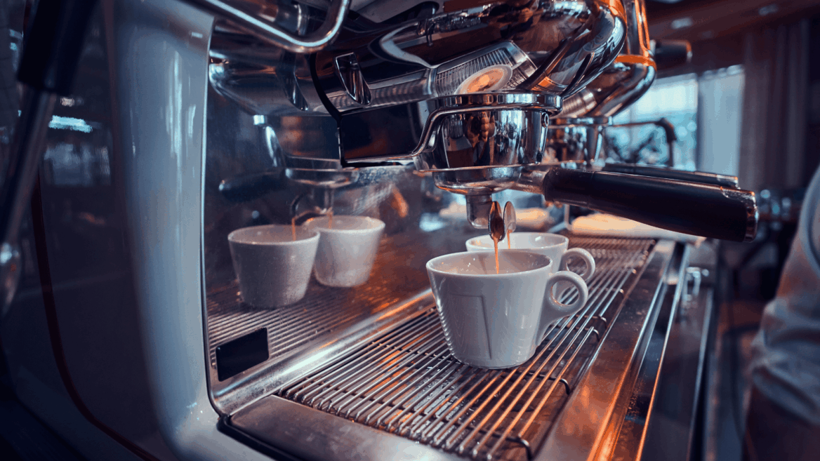 espresso profesional vertiendo café con crema en tazas blancas