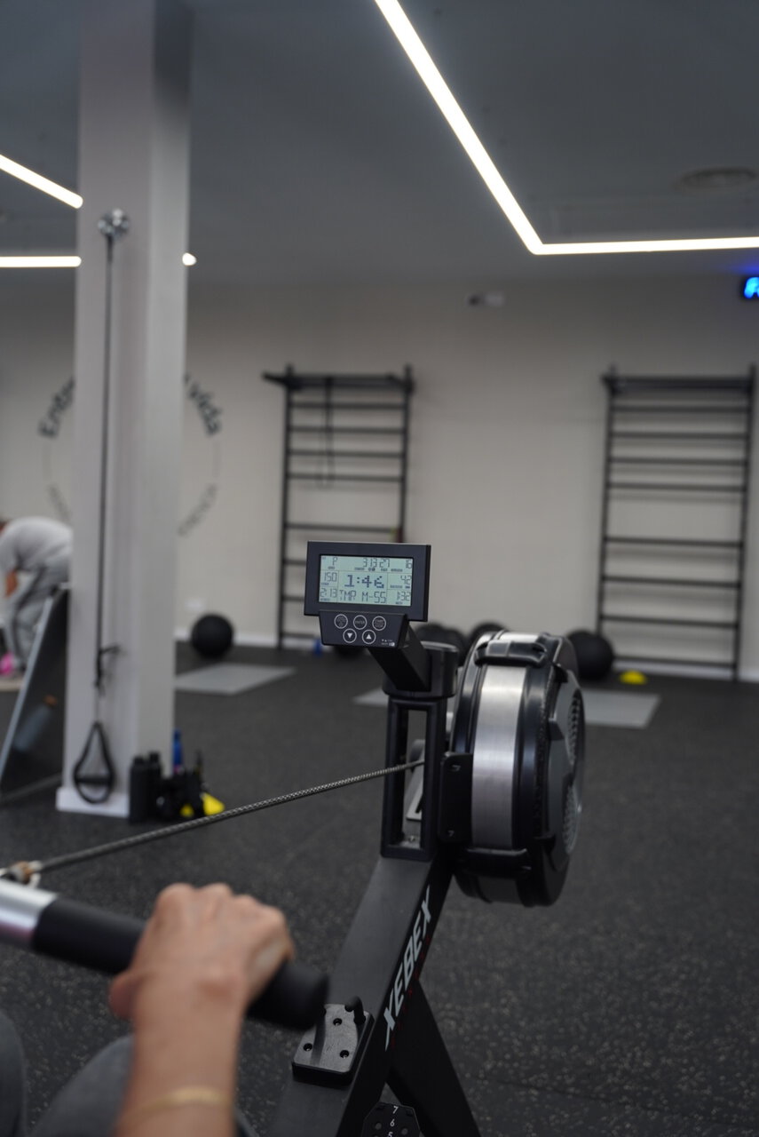 máquina de remo con monitor en gimnasio moderno