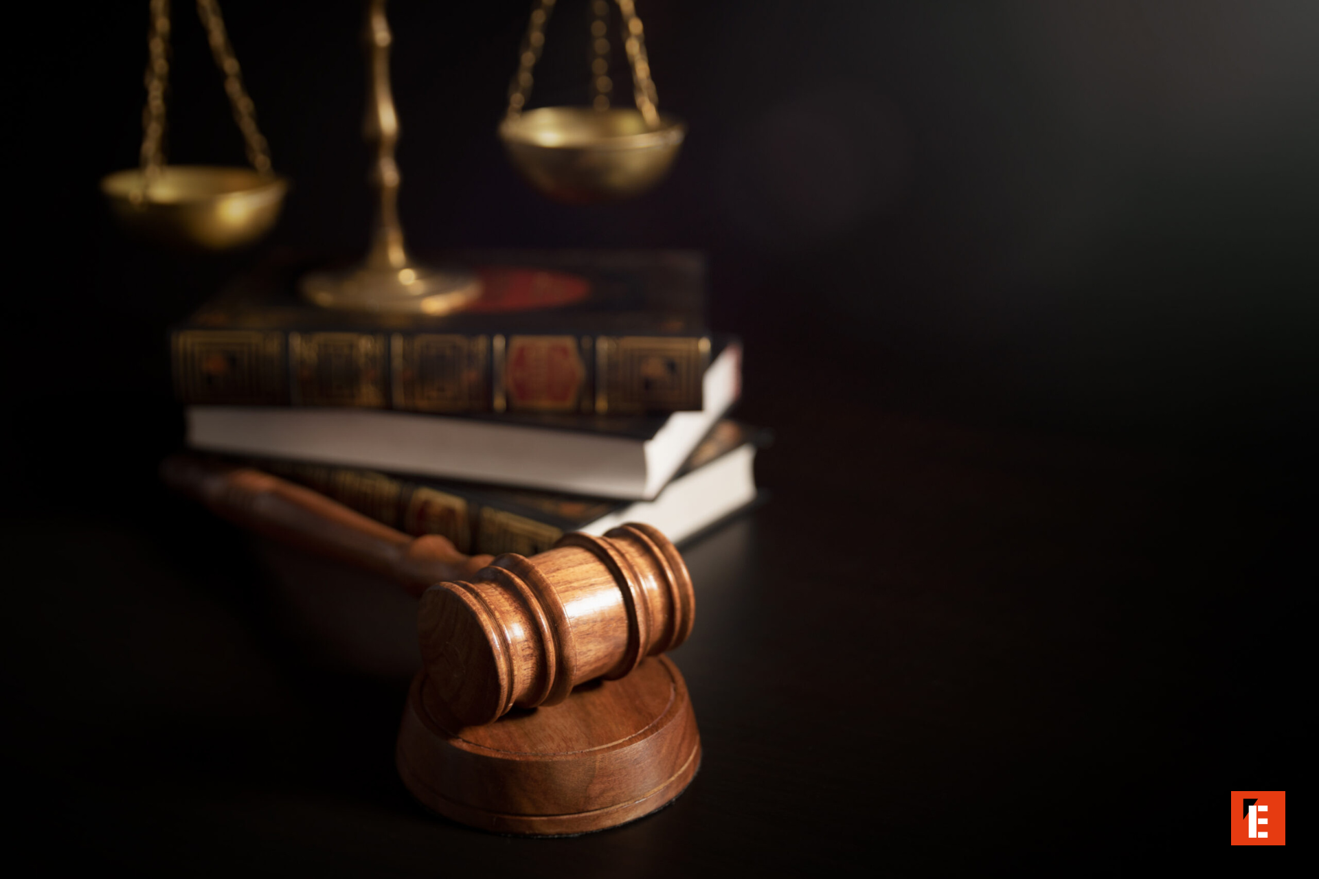 marteau, livres et balance de la justice