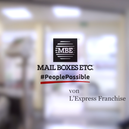 mbe filiale: innenansicht mit logo auf glastür