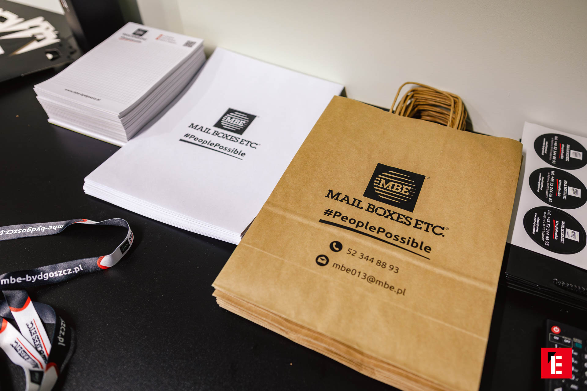 mbe materiały firmowe: torby kraft, papier, naklejki