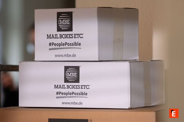 gestapelte mbe versandkartons mit markenlogo