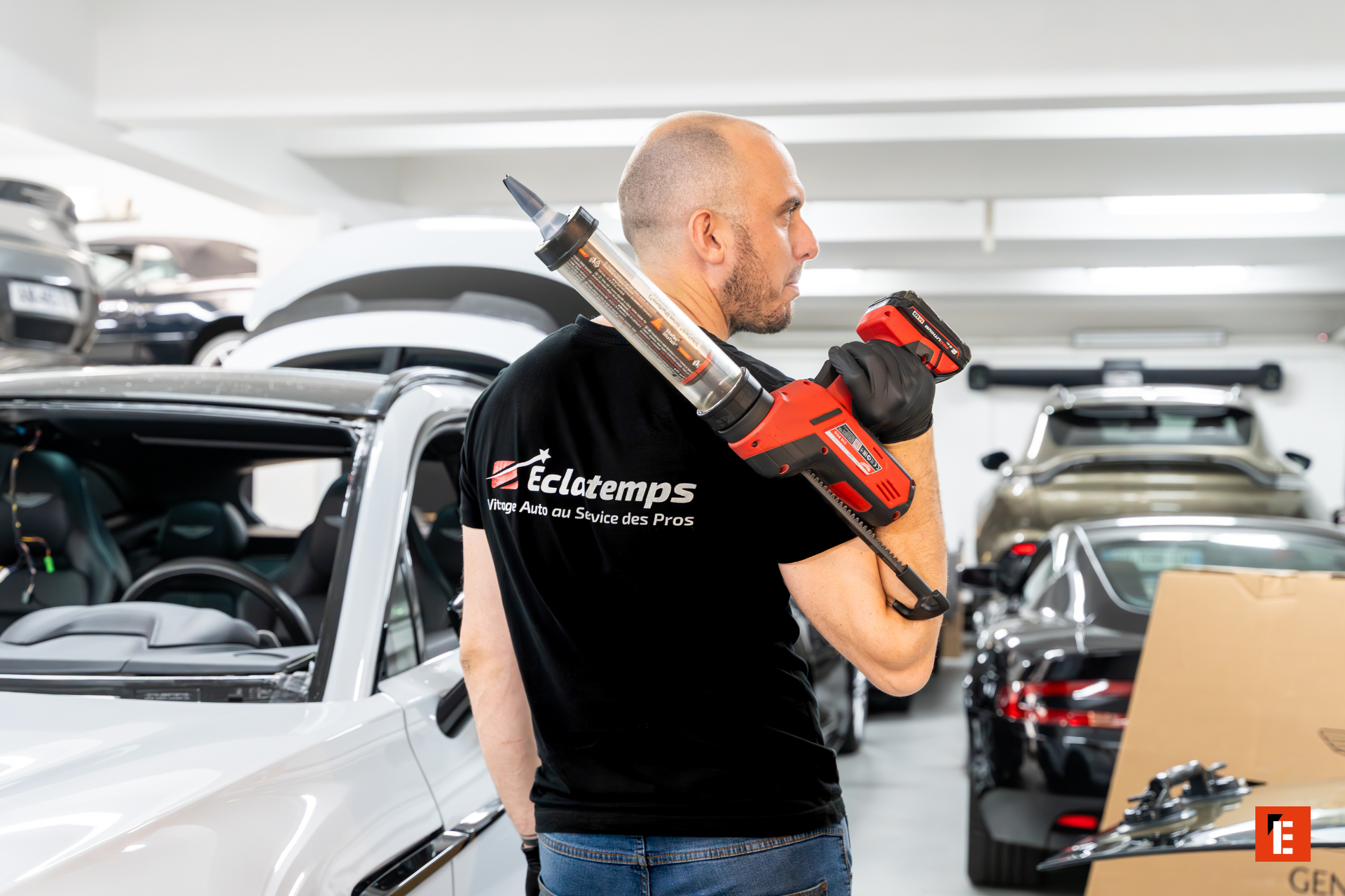 mechanik z pistoletem do silikonu przy kabriolecie