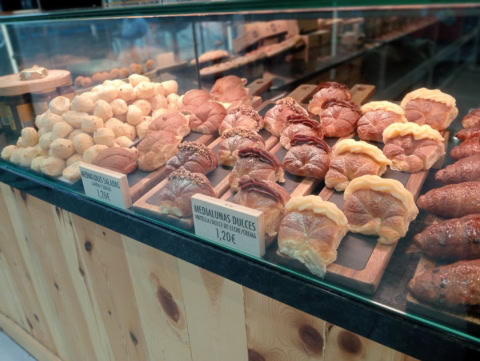 medialunas dulces y croissants artesanales en vitrina